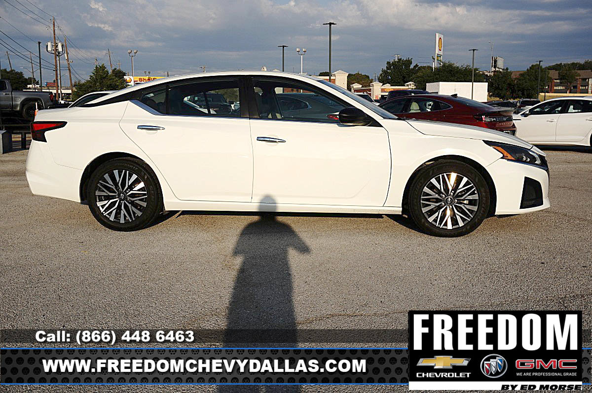 Used 2025 Nissan Altima 2.5 SV FWD image 39