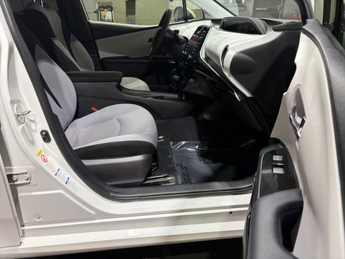 Used 2022 Toyota Prius LE AWD/4WD image 29