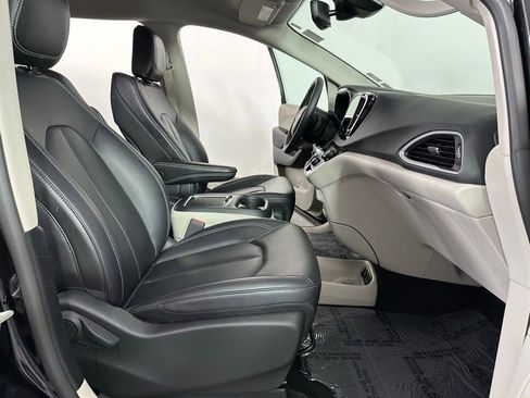 Used 2024 Chrysler Pacifica Touring-L image 32