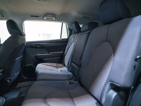 Used 2020 Toyota Highlander LE FWD image 30