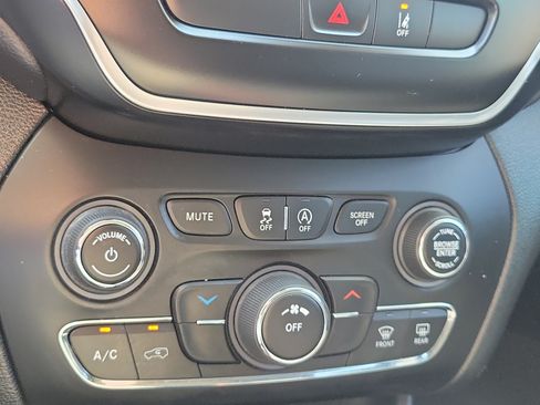 Used 2021 Jeep Cherokee Latitude w/ Mopar Interior Package FWD image 22