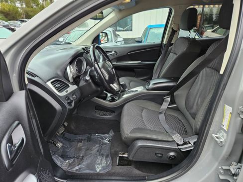 Used 2020 Dodge Journey SE w/ SE Popular Equipment Group image 16