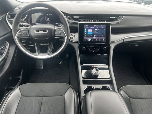 Used 2024 Jeep Grand Cherokee Altitude image 3