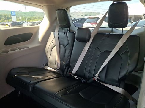 Used 2023 Chrysler Pacifica Touring-L FWD image 11