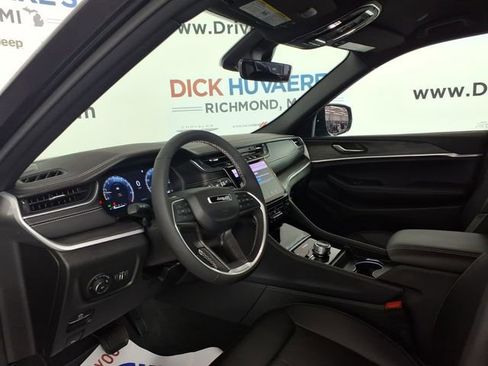 Used 2025 Jeep Grand Cherokee Limited AWD/4WD image 12