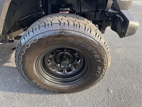 Used 2020 Jeep Gladiator Sport image 8