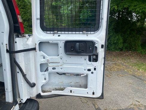 Used 2015 Chevrolet Express 2500 RWD image 17