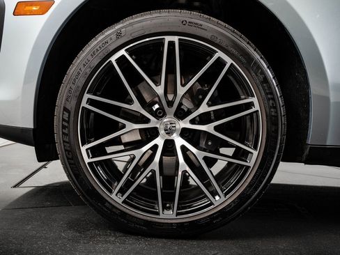 Certified 2025 Porsche Macan image 12