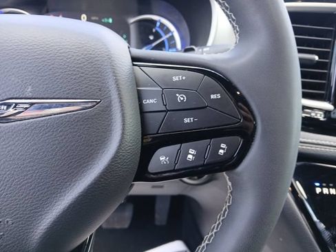 Used 2024 Chrysler Pacifica Limited FWD image 19