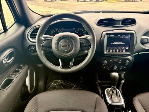 Used 2021 Jeep Renegade Latitude FWD image 14