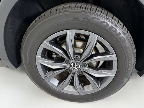 Used 2023 Volkswagen Tiguan SE w/ Panoramic Sunroof Package FWD image 30