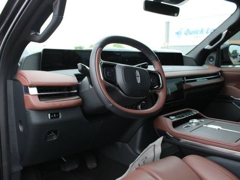 New 2026 Lincoln Navigator Reserve AWD/4WD image 2