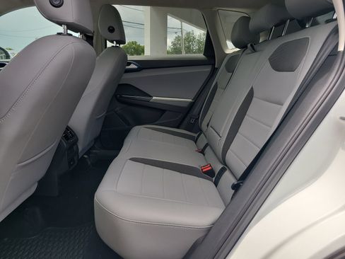 Used 2024 Volkswagen Taos SE w/ Panoramic Sunroof Package FWD image 9