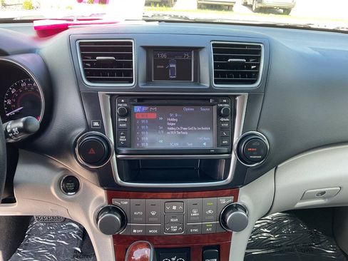 Used 2013 Toyota Highlander Limited AWD/4WD image 23