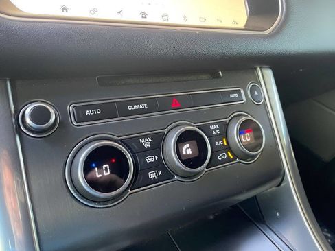 Used 2017 Land Rover Range Rover Sport SE image 18