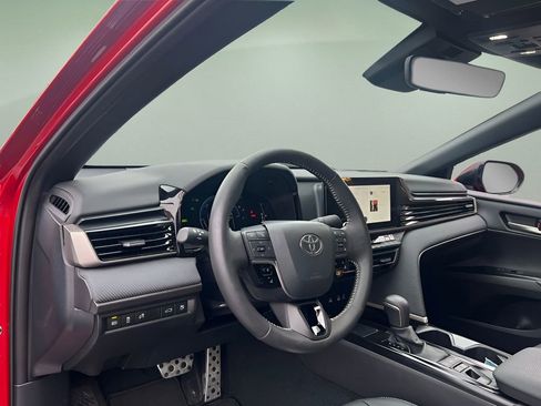 Used 2025 Toyota Camry SE image 10