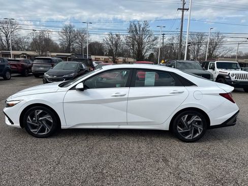 Used 2025 Hyundai Elantra Limited FWD image 4
