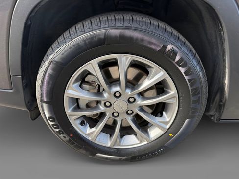 Used 2019 Jeep Cherokee Latitude Plus w/ Comfort/Convenience Group image 9