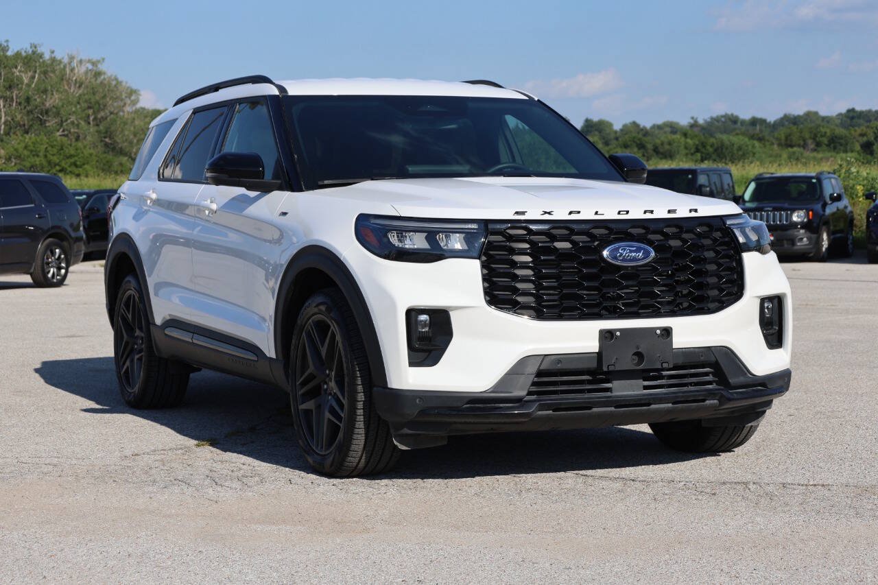 Used 2025 Ford Explorer ST-Line w/ Premium Package AWD/4WD image 4