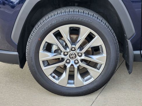 Used 2021 Toyota RAV4 XLE Premium image 10