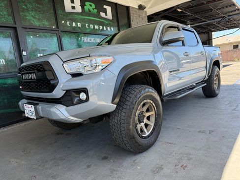 Used 2018 Toyota Tacoma TRD Off-Road w/ Technology Package AWD/4WD image 1
