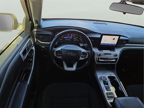 Used 2021 Ford Explorer XLT image 11
