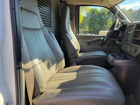 Used 2017 Chevrolet Express 2500 image 17