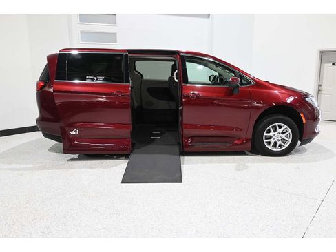 Used 2023 Chrysler Voyager LX FWD image 17