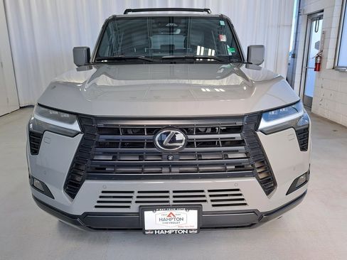 Used 2024 Lexus GX 550 image 3