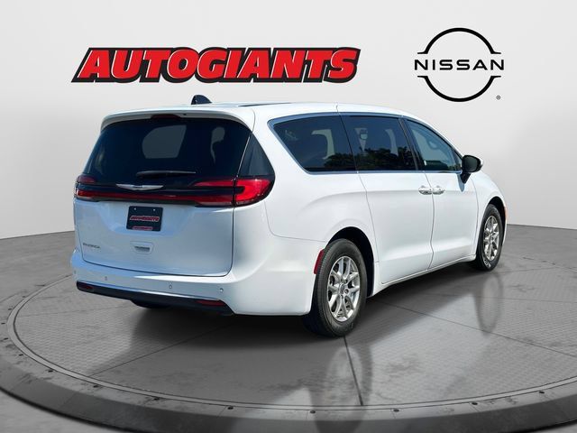 Used 2023 Chrysler Pacifica Touring-L FWD image 4