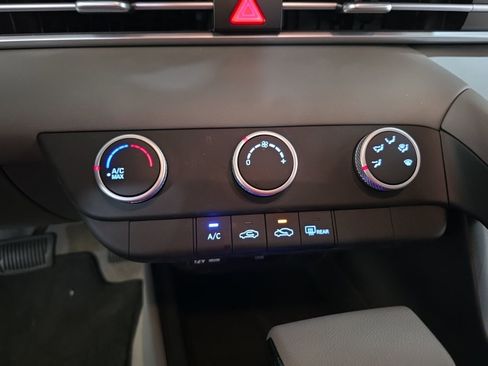 Used 2025 Hyundai Elantra SE image 21