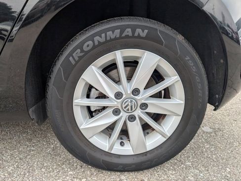 Used 2017 Volkswagen Golf S image 27