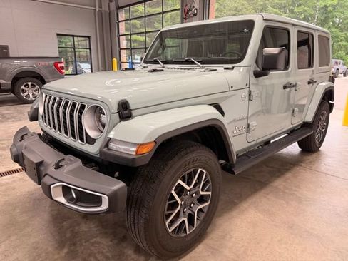 Used 2024 Jeep Wrangler Unlimited Sahara w/ Technology Group AWD/4WD image 5