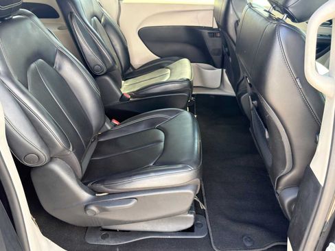 Used 2023 Chrysler Pacifica Touring-L FWD image 26