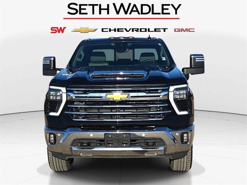 Used 2024 Chevrolet Silverado 2500 LTZ image 2