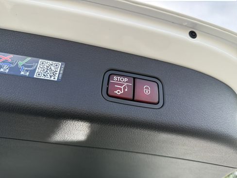 Used 2025 Mercedes-Benz GLC 350e 4MATIC image 19