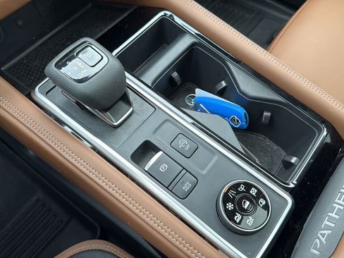 Used 2025 Nissan Pathfinder Platinum image 39