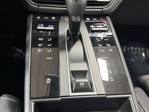 Certified 2026 Porsche Macan AWD/4WD image 32