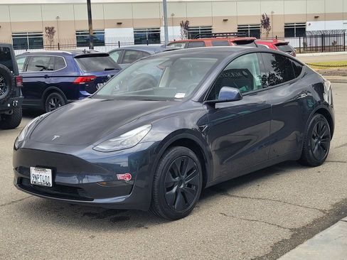 Used 2024 Tesla Model Y Long Range RWD image 8