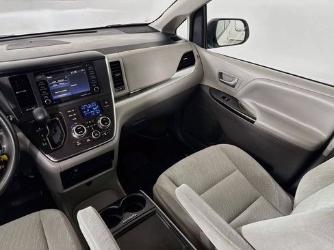 Certified 2018 Toyota Sienna LE FWD image 22