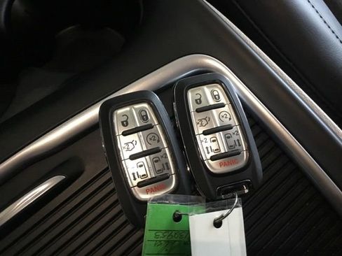Certified 2024 Chrysler Pacifica Touring-L FWD image 24