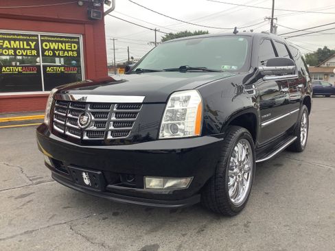 Used 2011 Cadillac Escalade Luxury image 3