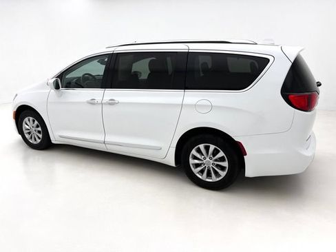 Used 2018 Chrysler Pacifica Touring-L w/ Premium Audio Group FWD image 10