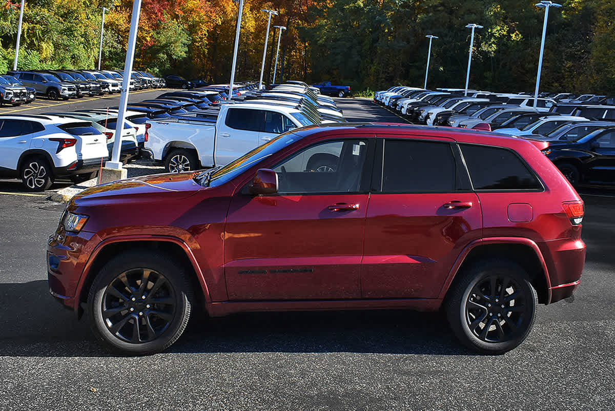 Used 2019 Jeep Grand Cherokee Altitude AWD/4WD image 4