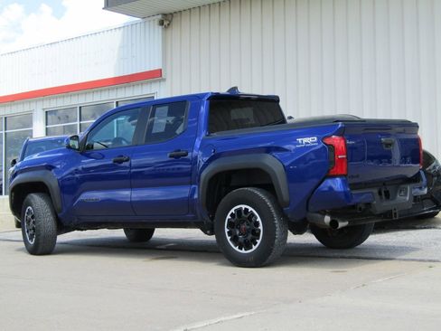 Used 2024 Toyota Tacoma TRD Off-Road AWD/4WD image 10