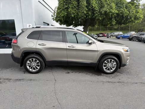 Used 2019 Jeep Cherokee Latitude Plus w/ Comfort/Convenience Group AWD/4WD image 2