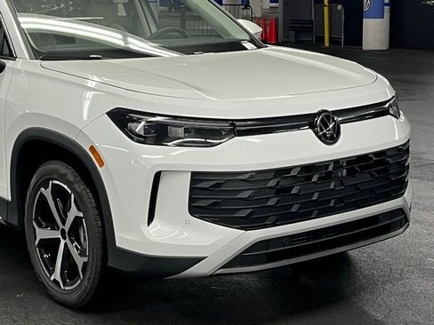 New 2025 Volkswagen Tiguan SE image 41