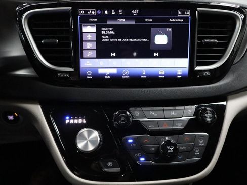 Used 2024 Chrysler Pacifica Touring-L FWD image 20