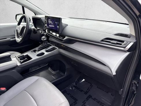 Certified 2026 Toyota Sienna XLE FWD image 23
