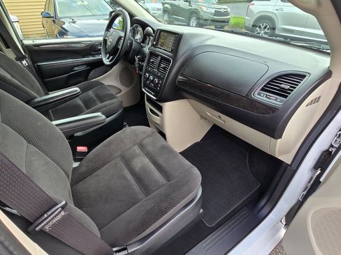 Used 2018 Dodge Grand Caravan SE w/ UConnect Hands-Free Group image 32